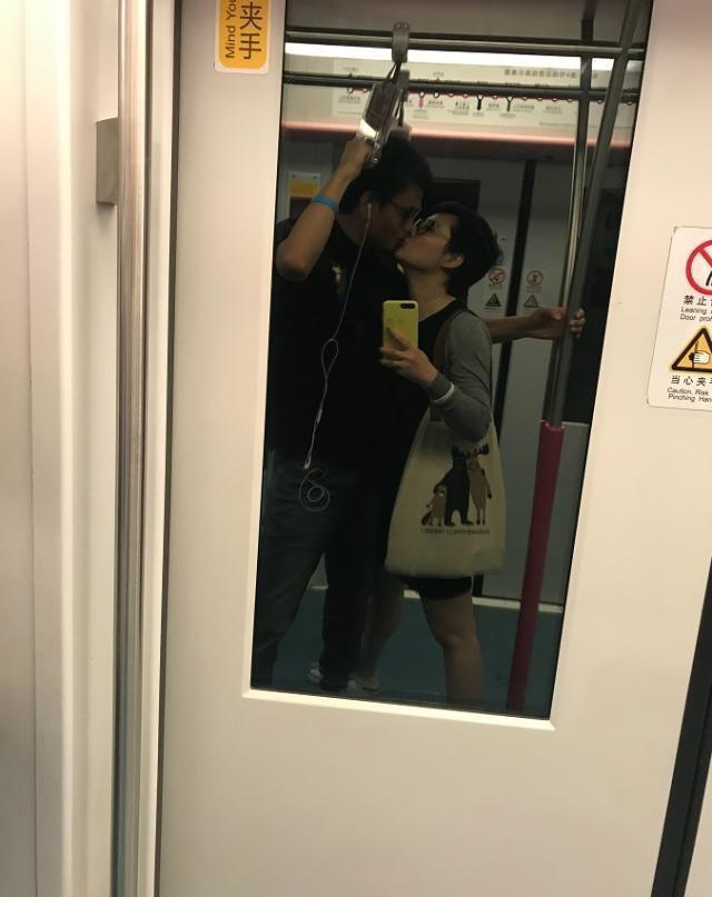 袁立婚后，住烂尾楼拥挤不堪,家具简陋阳台杂乱