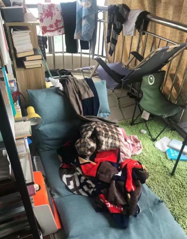 袁立婚后，住烂尾楼拥挤不堪,家具简陋阳台杂乱