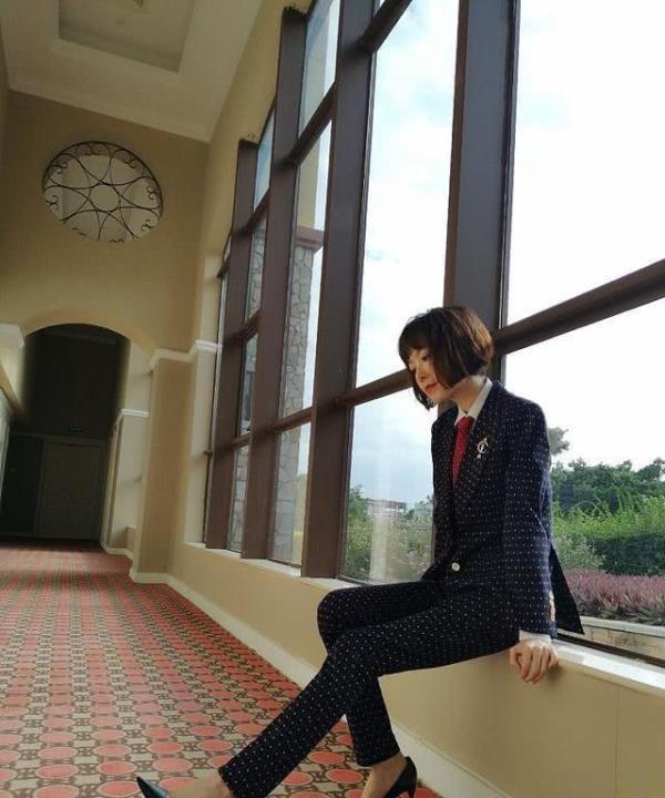 49岁陈鲁豫剪掉十年长发真年轻，剪短发小方脸变瓜子脸，美爆了