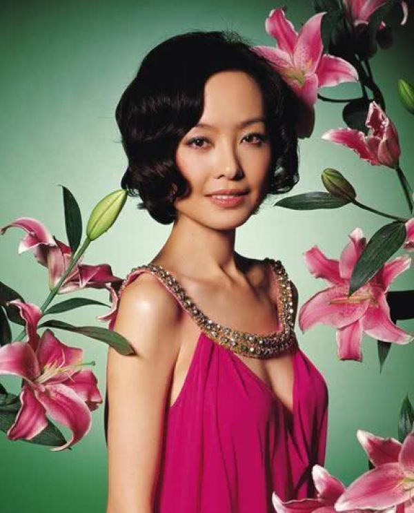 49岁陈鲁豫剪掉十年长发真年轻，剪短发小方脸变瓜子脸，美爆了