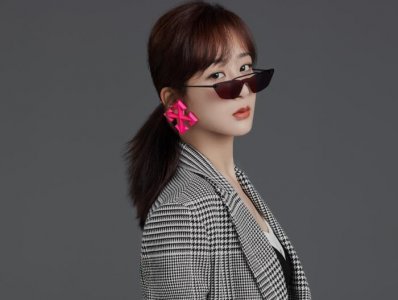 ​北电10级表演系聚会，张一山笑容灿烂状态好，杨紫素颜拍照