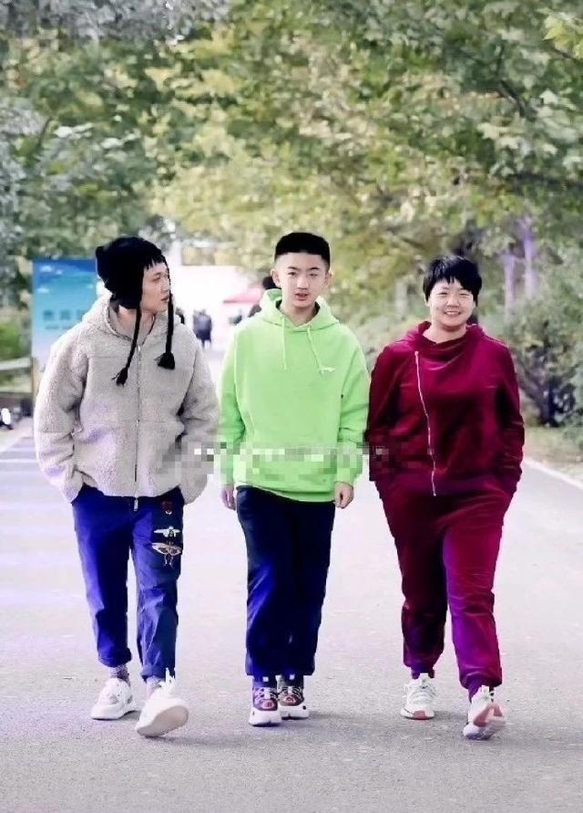 于谦13岁儿子罕见曝光，长相帅气