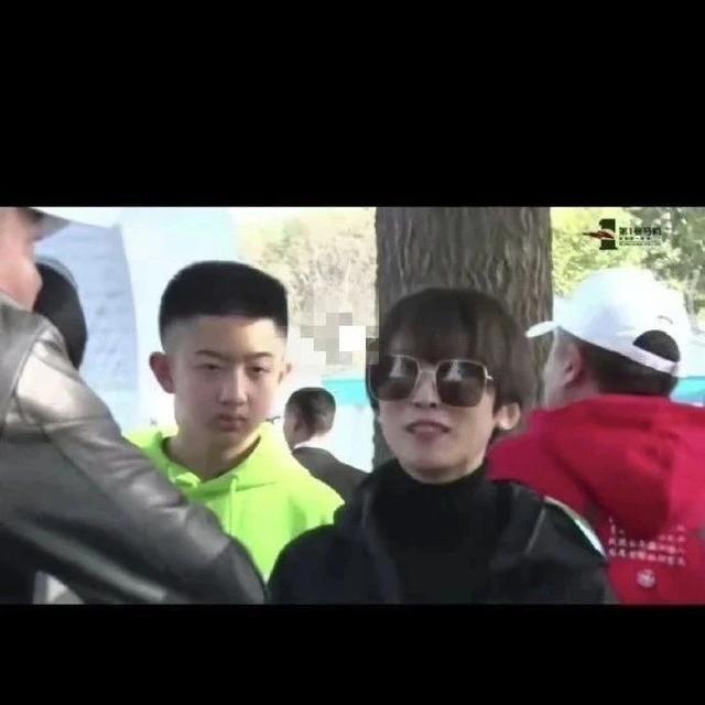 于谦13岁儿子罕见曝光，长相帅气