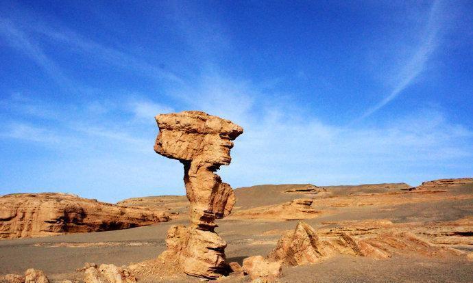 在罗布泊边缘地带有一大片令人生畏的无人区, 被称为“魔鬼城”