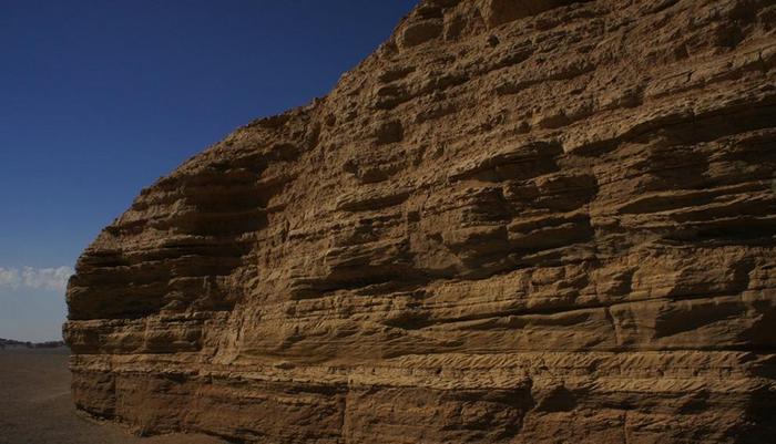 在罗布泊边缘地带有一大片令人生畏的无人区, 被称为“魔鬼城”