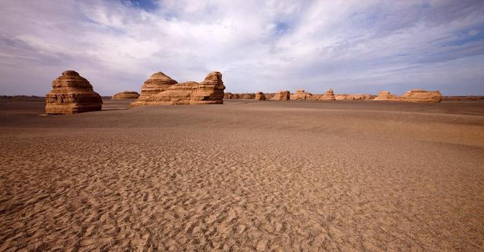 在罗布泊边缘地带有一大片令人生畏的无人区, 被称为“魔鬼城”