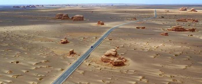 在罗布泊边缘地带有一大片令人生畏的无人区, 被称为“魔鬼城”