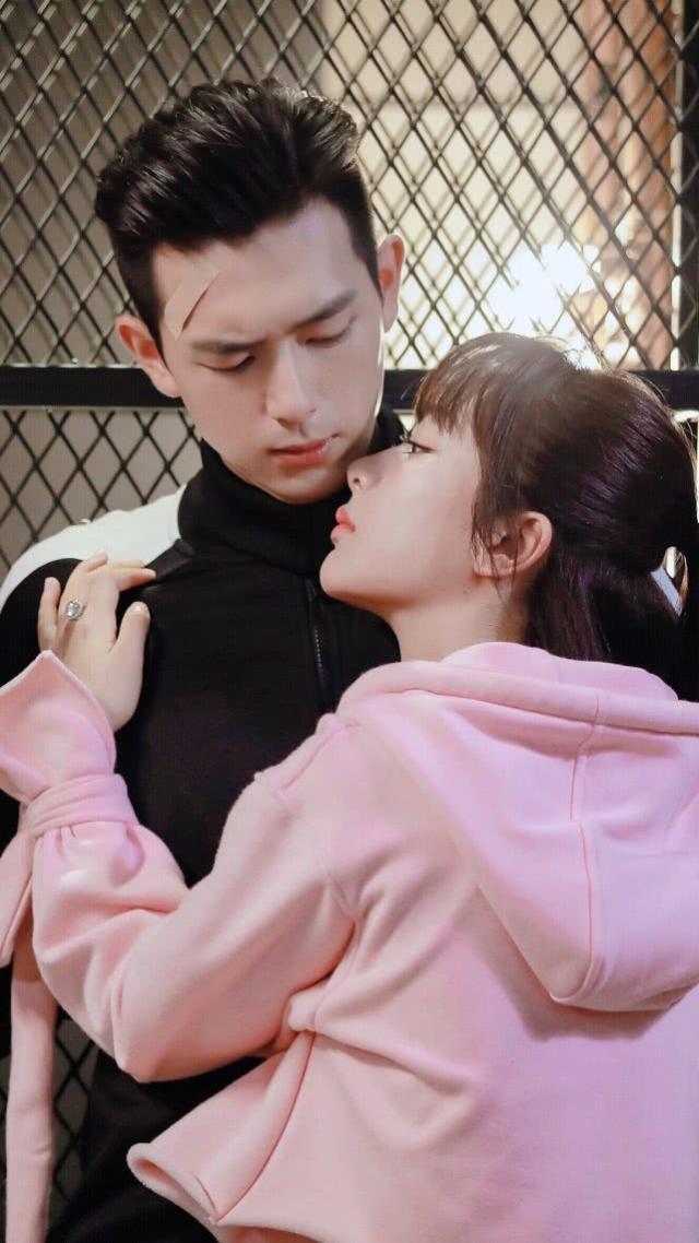 亲爱的热爱的售后来袭！杨紫李现官宣合体，身穿情侣装，甜度满分