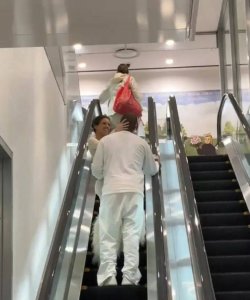​网友偶遇侃爷和妻子甜蜜互动 离婚传闻不攻自破？