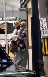 ​陈伟霆何穗同游日本被偶遇 两人搂腰贴贴亲密无间