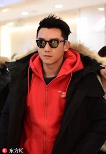 ​郑恺现身央视春晚第六次彩排 一身红衣“小猎豹”火热开跑