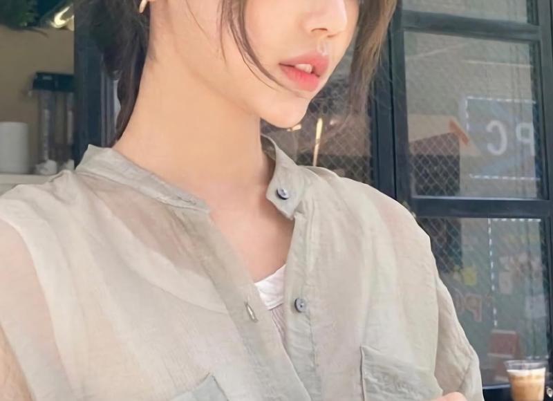 女子带丈夫去游泳，可他只敢在水浅处，无奈举着他的双腿教他游泳