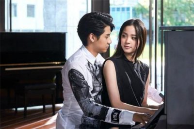 ​李玉玺14日发新曲MV 与欧阳娜娜四手联弹