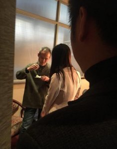 ​小别胜新婚！田朴珺为王石系鞋带，上演摸脸杀满脸甜蜜