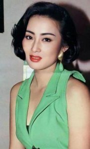 ​王祖贤48岁近照引发热议：女神依旧不减，私生女传闻再添神秘色彩