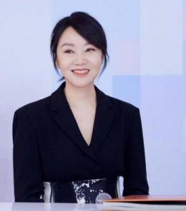 ​《小巷人家》热播：53岁闫妮的演艺回归与婚姻真相揭秘