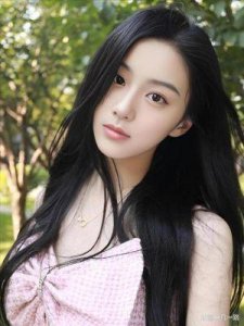 ​00后小花崛起：李庚希夺金鸡奖，赵今麦、张子枫等新星闪耀影坛