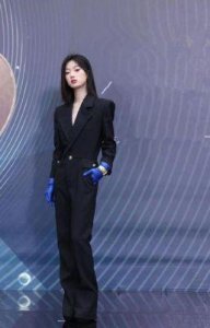 ​嘉人女性影响力之夜：飞行员红毯女星造型全盘点
