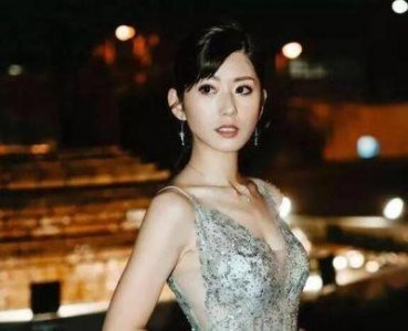 ​赵本山徒弟文松妻子美貌惊艳，身材苗条清纯如少女，疑似富二代背景