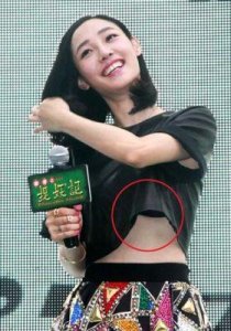 ​女明星的走光照片被曝光，网友们纷纷表示这实在太过劲爆了！