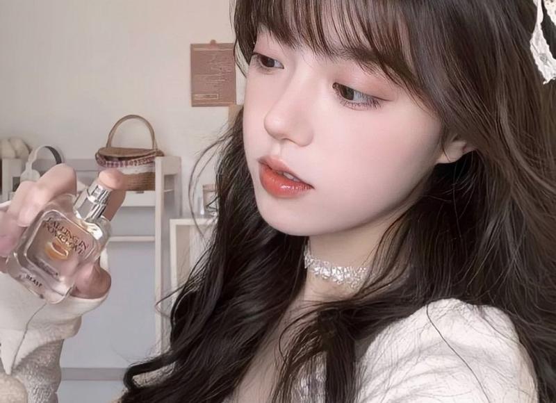 女生围着你转 约会和女生聊什么话题
