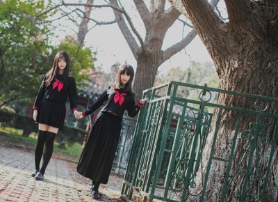​女生愿意被牵手的暗示，想让你牵手的女生都有这些小动作
