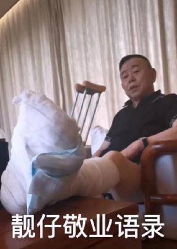 潘长江拍戏受伤,无奈生日之际瘫坐轮椅,性情乐观依旧是个老顽童