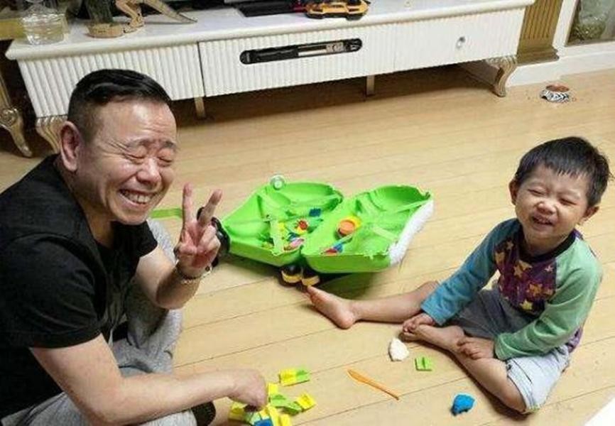 潘长江拍戏受伤,无奈生日之际瘫坐轮椅,性情乐观依旧是个老顽童