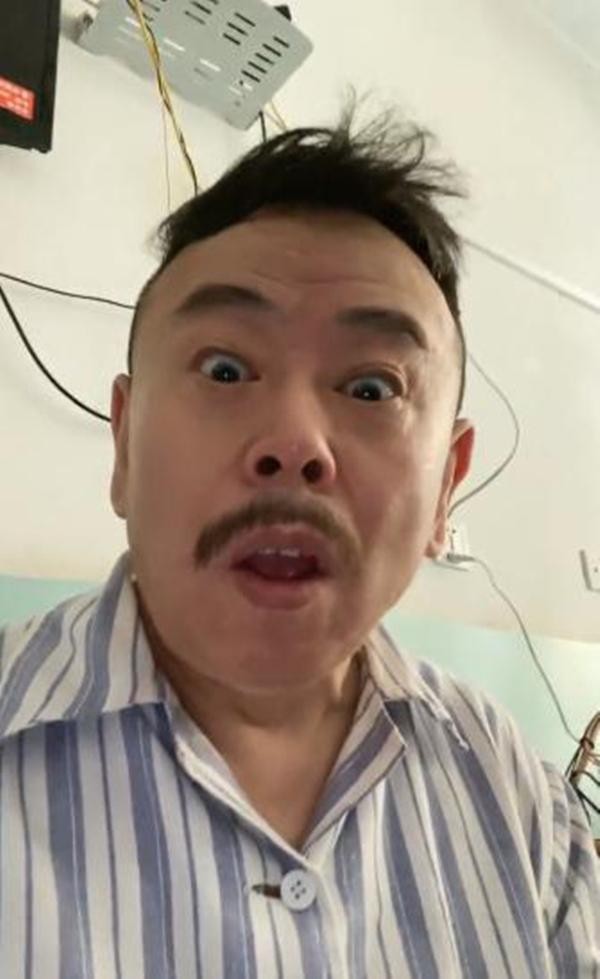 潘长江拍戏受伤,无奈生日之际瘫坐轮椅,性情乐观依旧是个老顽童