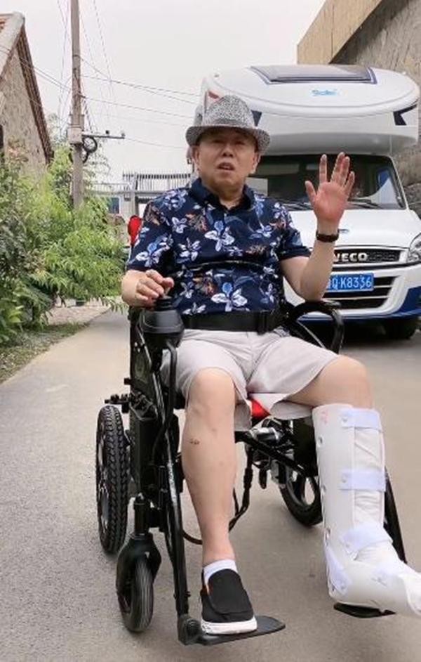潘长江拍戏受伤,无奈生日之际瘫坐轮椅,性情乐观依旧是个老顽童