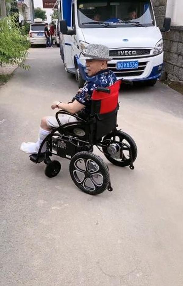 潘长江拍戏受伤,无奈生日之际瘫坐轮椅,性情乐观依旧是个老顽童
