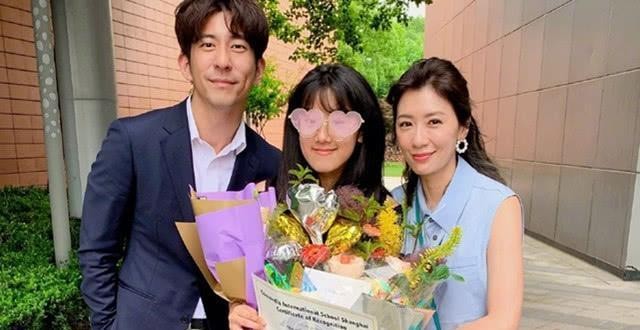 贾静雯与前夫现身女儿毕业礼被赞格局大,其实修杰楷的格局才大
