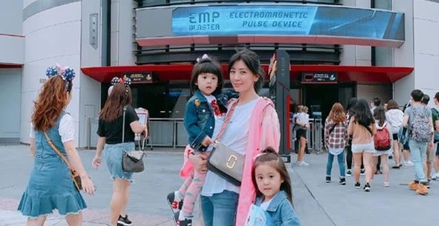 贾静雯与前夫现身女儿毕业礼被赞格局大,其实修杰楷的格局才大