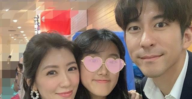 贾静雯与前夫现身女儿毕业礼被赞格局大,其实修杰楷的格局才大