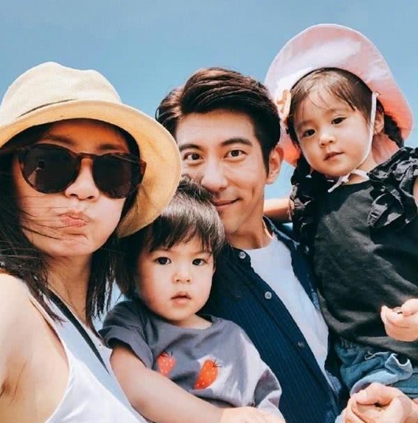 贾静雯与前夫现身女儿毕业礼被赞格局大,其实修杰楷的格局才大