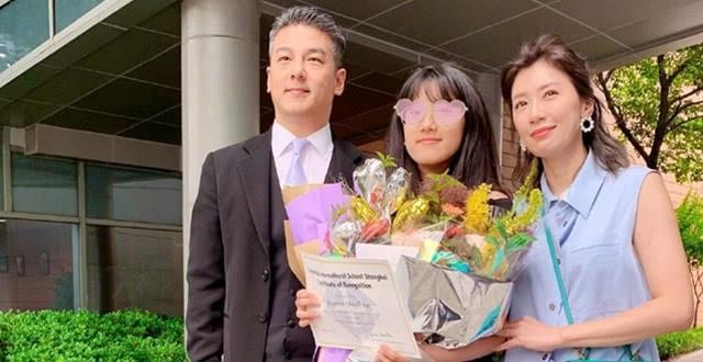 贾静雯与前夫现身女儿毕业礼被赞格局大,其实修杰楷的格局才大