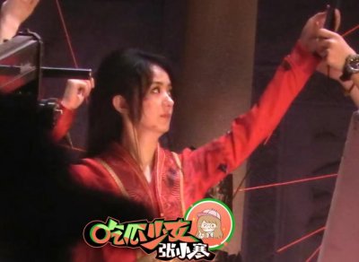 ​赵丽颖战损妆曝光，披头散发红袍廉价，粉丝怒批造型师