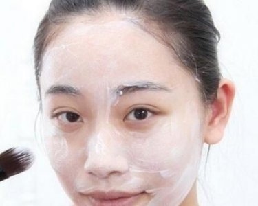 ​如何用牛奶洗脸，65岁四川大妈，坚持用牛奶洗脸去皱，如今她的皮肤怎样了？