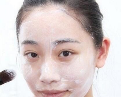 65岁四川大妈，坚持用牛奶洗脸去皱，如今她的皮肤怎样了