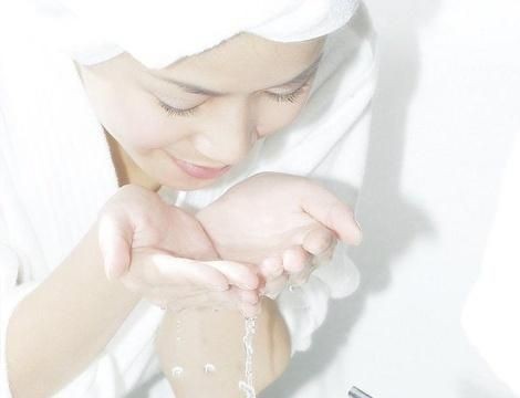 用牛奶洗脸一个月，会白么要怎么洗，有经验的进