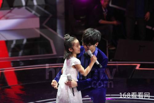 华晨宇富二代生活照家庭背景资料曝光 华晨宇妹妹华晶晶照片