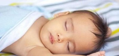 ​新生儿保持什么睡姿好(新生儿怎样的睡姿才是正确的)