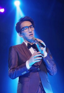 ​林志炫老婆是谁（林志炫大方宣布已婚，妻子是比他小20岁的“干妹妹”)