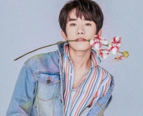 当易烊千玺真的在你身后，粉丝的行为却是这样的：太激动迈不动脚