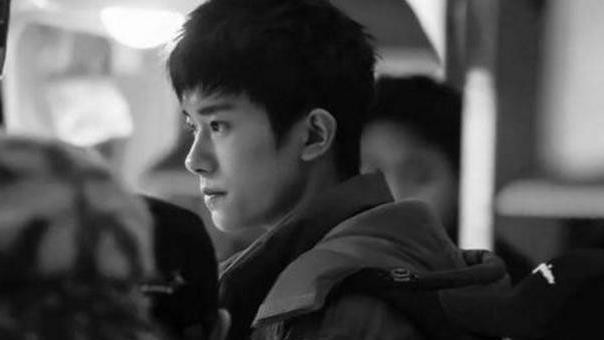 当易烊千玺真的在你身后，粉丝的行为却是这样的：太激动迈不动脚