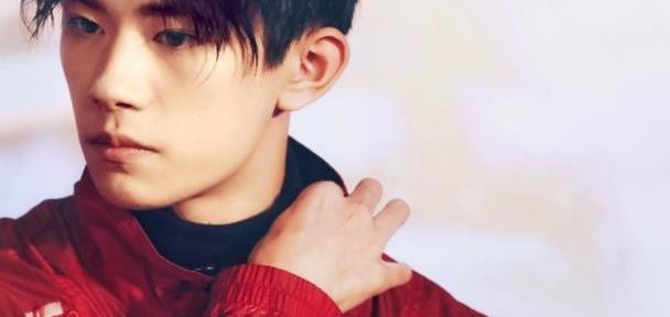 当易烊千玺真的在你身后，粉丝的行为却是这样的：太激动迈不动脚