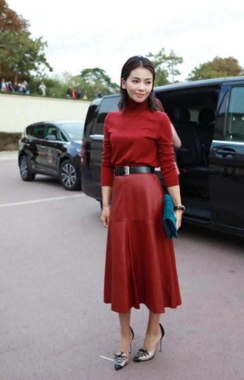 换了新发型的刘涛, 虽然有些显老, 看上去却像是新闻联播主持人!