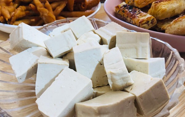 豆腐在冷藏室可以放几天,豆腐在冷藏室放几天会不会坏了图2