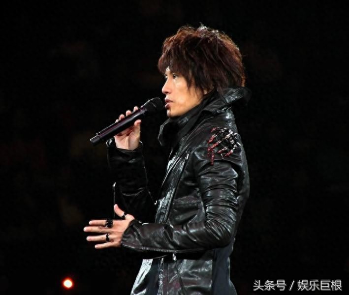 黄子华，从小家庭破裂，因案底无法考警，如今是“栋笃笑”始祖