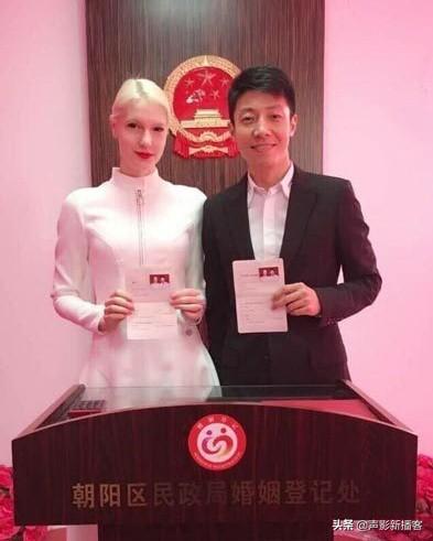 撒贝宁婚后现状（撒贝宁外出聚餐被拍）(8)